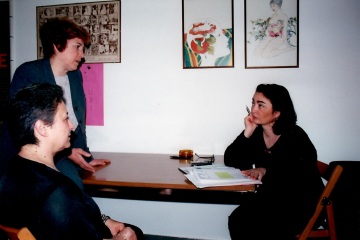 Patrizia-Stefani-accoglie-al-punto-di-ascolto-UDI-anno-2000