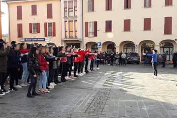 Flashmob-con-le-classi-terze-della-scuola-media-per-il-25-novembre-2019